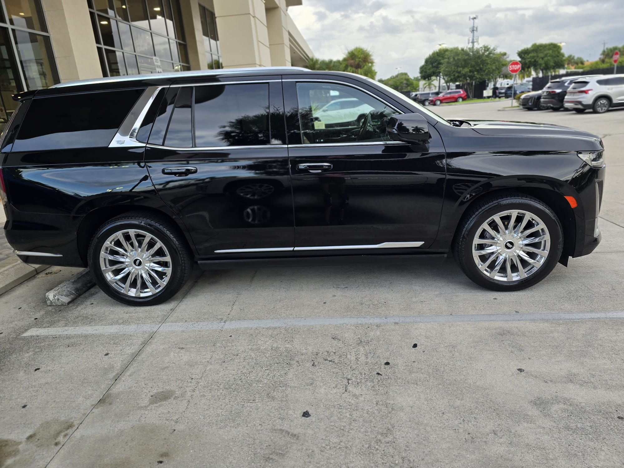 Cadillac Escalade — vista lateral