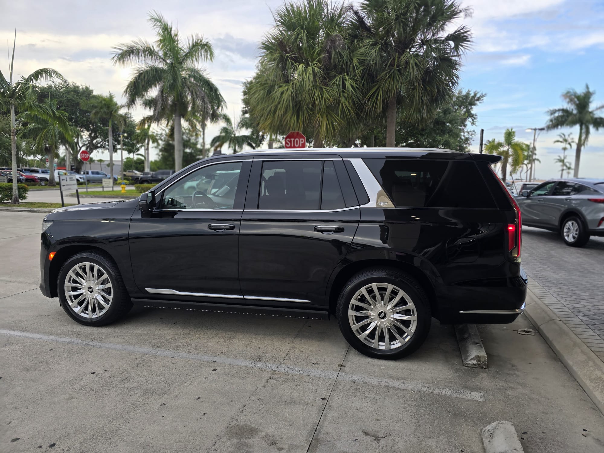 Cadillac Escalade — vista lateral traseira